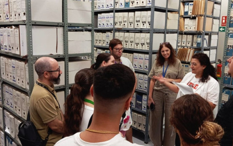 Los alumnos del programa de empleo "Rota Futuro" conocen el funcionamiento del Archivo Municipal