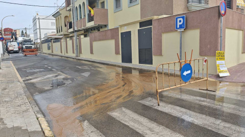 La rotura accidental de una tuber&iacute;a provoca un corte de agua temporal y acumulaci&oacute;n de caudal en el entorno