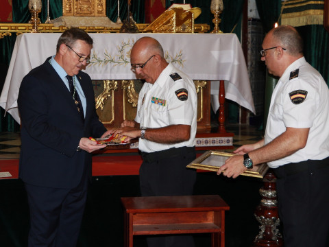 ASACRO entreg&oacute; el corbat&iacute;n de honor a la Hermandad de la Veracruz por el 300&ordm; aniversario del Cristo