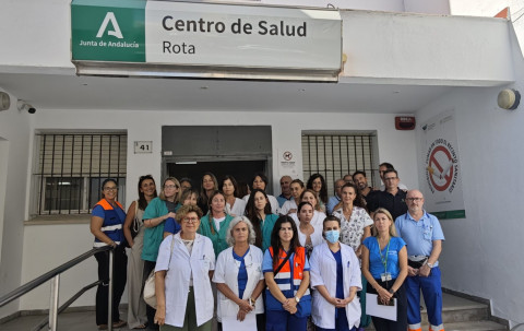 Personal del centro de salud de Rota se concentra para mostrar su repulsa por la agresi&oacute;n a un m&eacute;dico