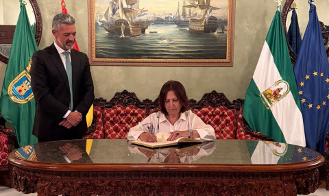 El alcalde recibi&oacute; de forma institucional a la fiscal general del Estado, aprovechando su visita a Rota