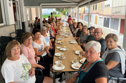 Los usuarios del programa municipal "Vida Activa" celebran su tradicional desayuno solidario a favor de la Residencia de Ancianos