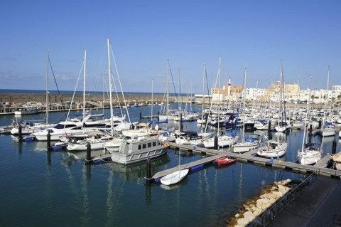 La Junta licita por 3,7 millones de euros la vigilancia de 21 puertos  andaluces, entre los que est&aacute; el de Rota