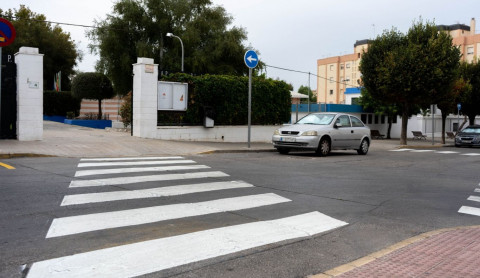 Tr&aacute;fico ultima el pintado de los pasos de peatones en los entornos de centros educativos