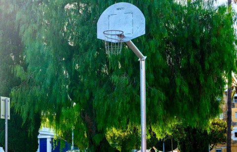 Colocadas las canastas de baloncesto de la nueva cancha en el Bulevar Guadalupe