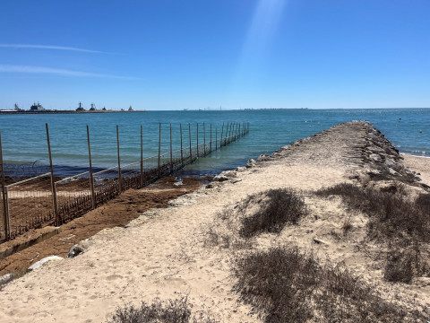 La Base Naval de Rota sustituir&aacute; el vallado de la playa del Chorrillo para mejorar la seguridad y mantener la pesca desde el espig&oacute;n