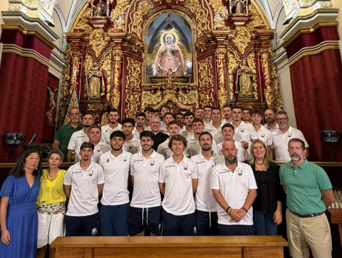 El C.D. Rota cumple con su tradicional ofrenda a la patrona de Rota al inicio de la temporada