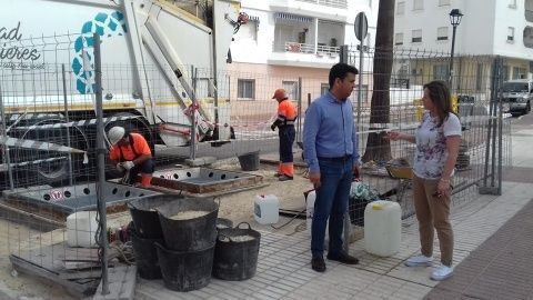 El delegado junto a unas de las isletas en las que se act&uacute;a