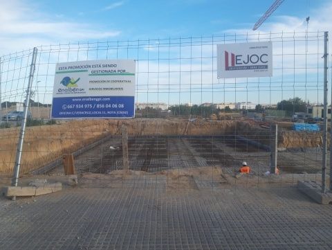 El solar en el que se están construyendo las viviendas El solar en el que se están construyendo las viviendas