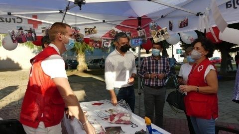 El alcalde y los delegados municipales en el stand junto a la presidenta de Cruz Roja