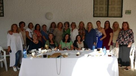 Un grupo de damas del Rosario veteranas