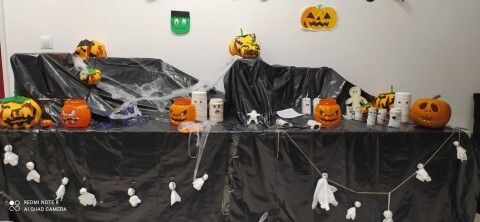 Una de las mesas decoradas