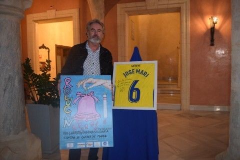 Manolo Ruiz Mateos posando junto a la camiseta de Jos&eacute; Mari mientras sostiene el cartel de la carrera-marcha de este a&ntilde;o de Rolucan