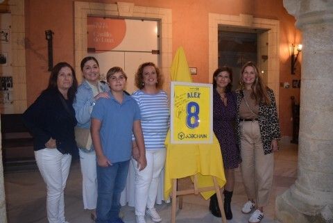 aficionados del c&aacute;diz posando con la camiseta del n&uacute;mero 8 del C&aacute;diz
