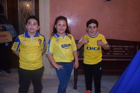 tres ni&ntilde;os aficionados del C&aacute;diz posando con la camiseta oficial