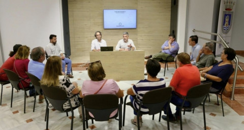 El alcalde se reúne con los vecinos de la plaza José Navarrete para hablar de las obras previstas