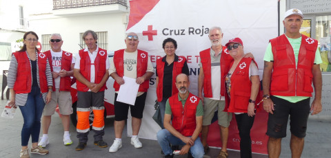 Cruz  Roja celebra en Rota el Día de la Banderita con una mesa informativa sobre todos sus servicios