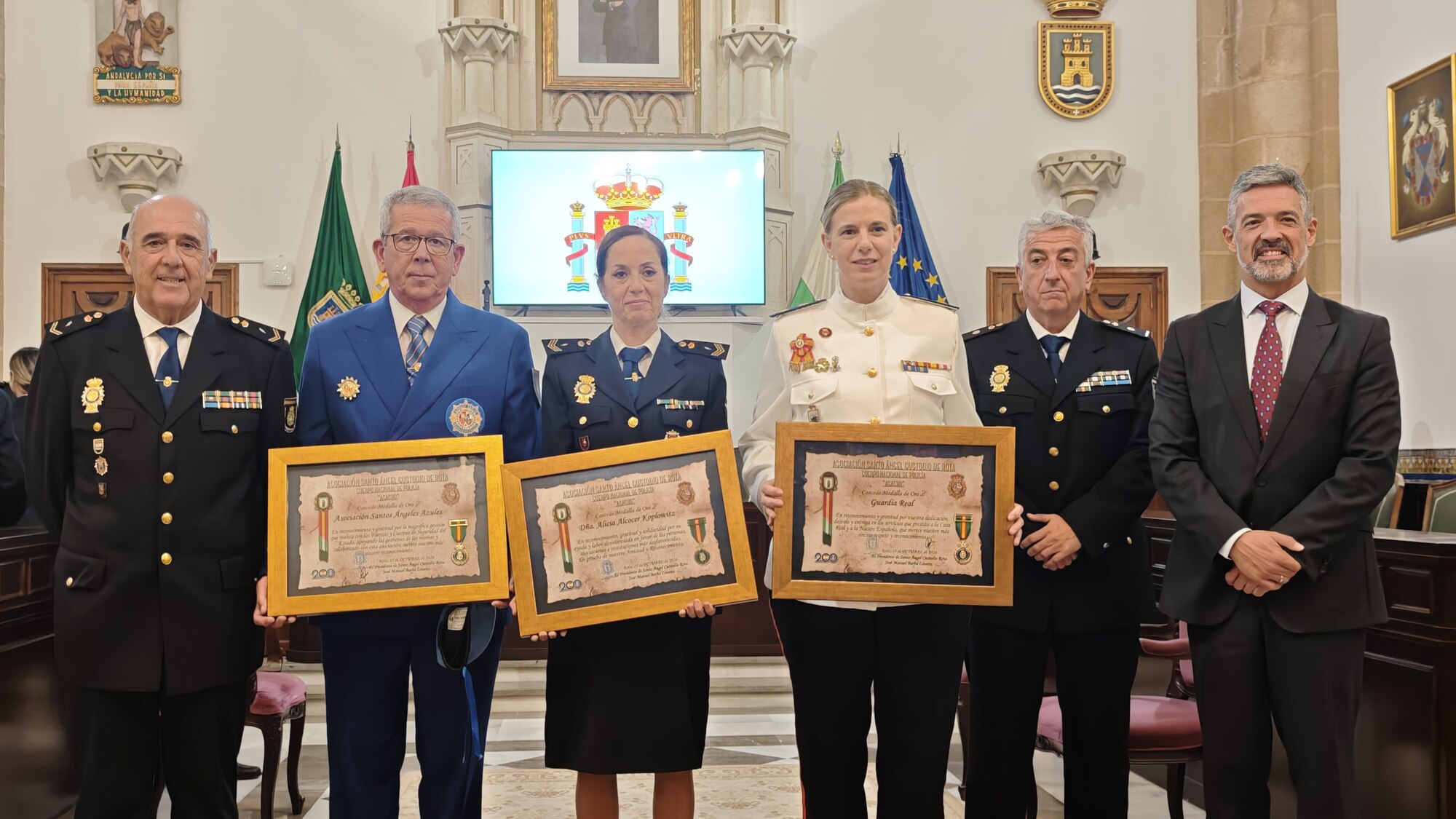 Alicia Alcocer Koplowitz, la Guardia Real y la Asociaci&oacute;n Santos &Aacute;ngeles Azules reciben la Medalla de Oro de ASACRO