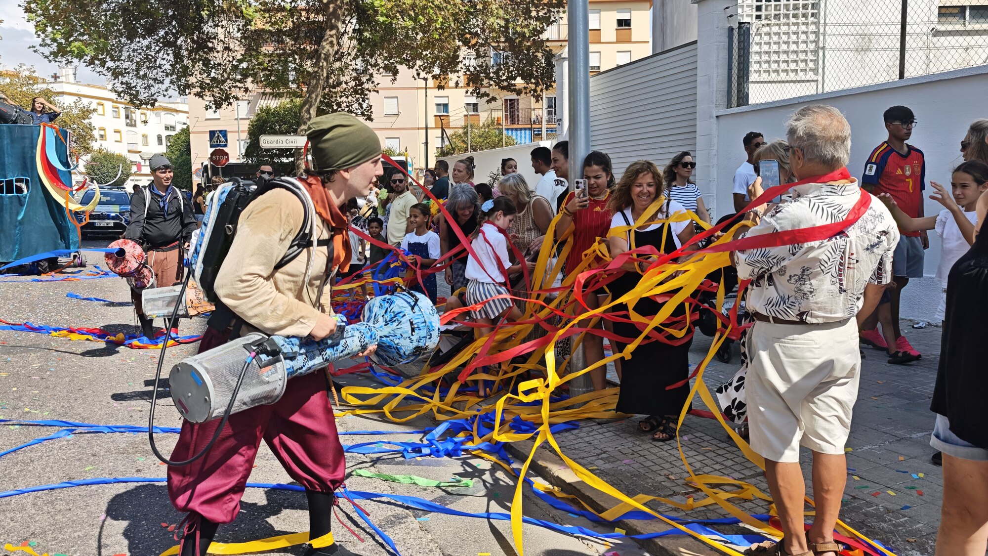 Los m&aacute;s peque&ntilde;os se divierten con el pasacalles infantil con el que se ha animado el s&aacute;bado de fiestas patronales