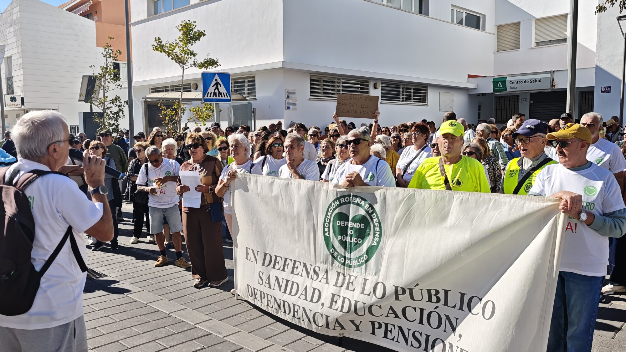 La sanidad p&uacute;blica y un nuevo centro de salud para Rota re&uacute;ne a unos 300 rote&ntilde;os manifest&aacute;ndose