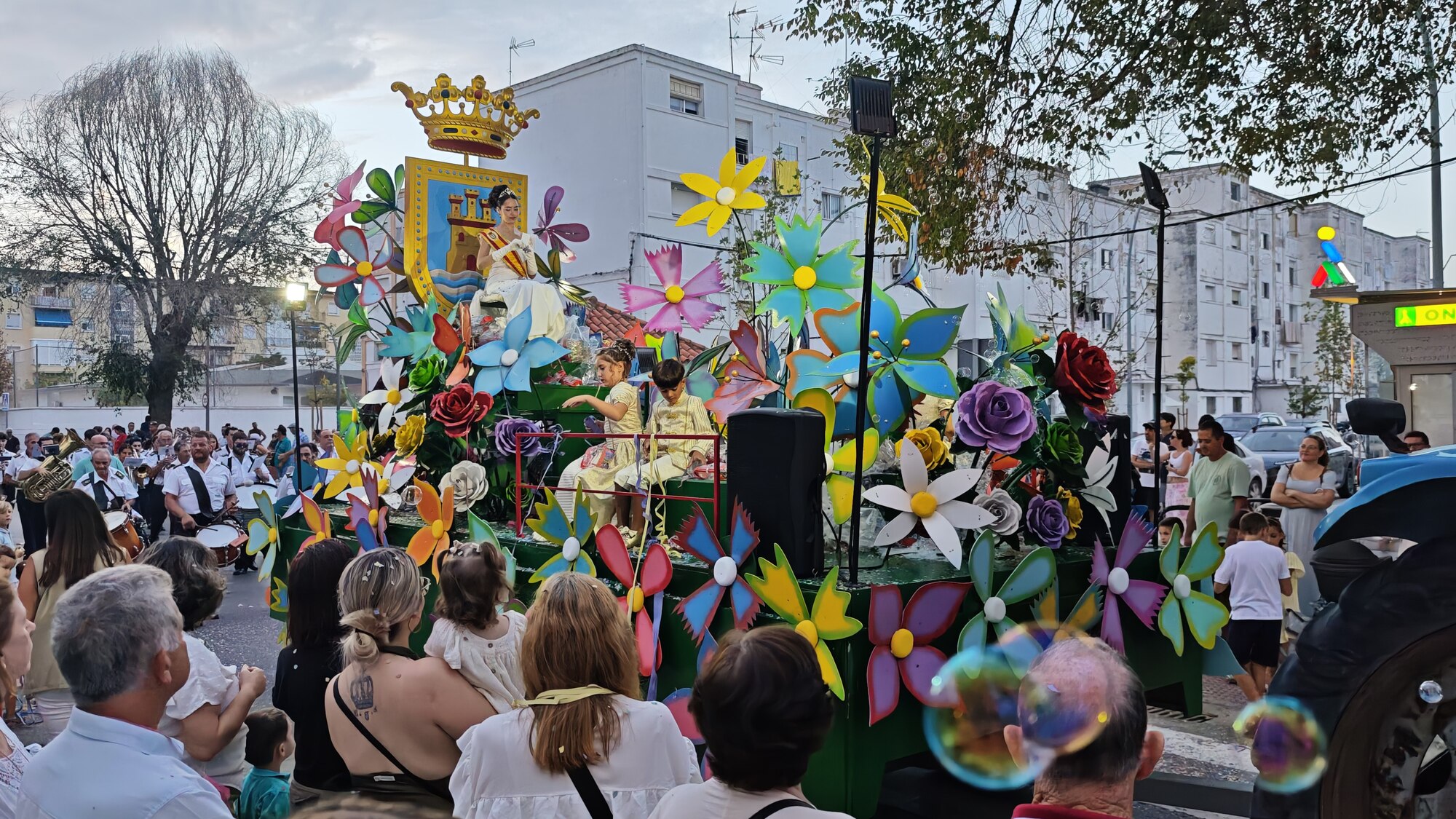 La dama mayor del Rosario y su corte, protagonistas de la cabalgata que llen&oacute; de papelillos la tarde del domingo de patronales