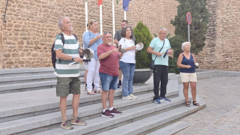 Un reducido grupo de vecinos se suma de forma simb&oacute;lica a la cacerolada nacional por el derecho a la vivienda
