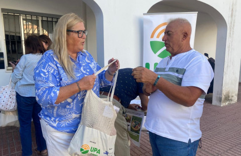 UPA C&aacute;diz reparte gratuitamente verduras, aceite, queso y picos para promocionar productos agr&iacute;colas y ganaderos de la provincia