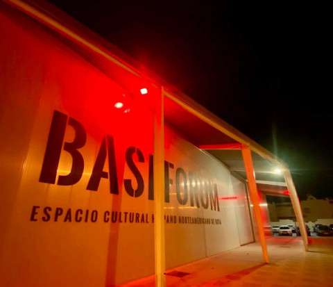 El Base Forum y el edificio de plaza de Espa&ntilde;a se iluminan de rojo y amarillo con motivo de la Fiesta Nacional
