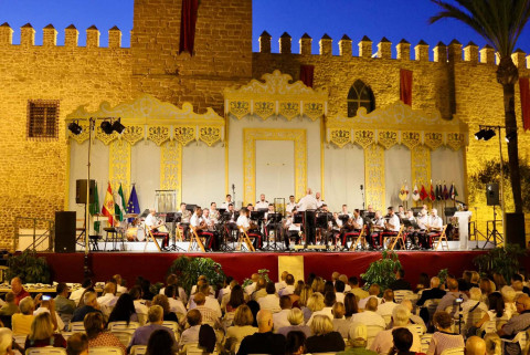 La m&uacute;sica de la Unidad del Tercio del Sur celebra en Rota la Fiesta Nacional