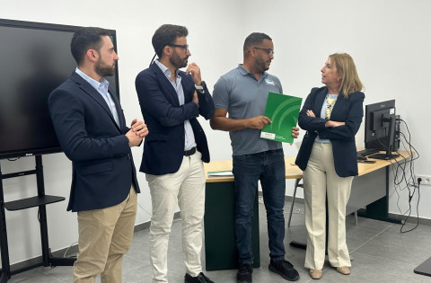La delegada de Universidad visita el CADE de Rota, que acoger&aacute; nuevos proyectos empresariales