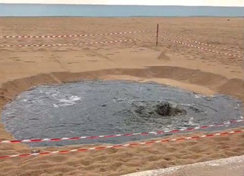 Las primeras lluvias vuelven a dejar una imagen preocupante en la playa de la Costilla con el rebose del aliviadero
