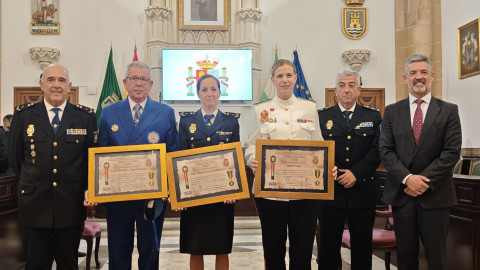 Alicia Alcocer Koplowitz, la Guardia Real y la Asociaci&oacute;n Santos &Aacute;ngeles Azules reciben la Medalla de Oro de ASACRO