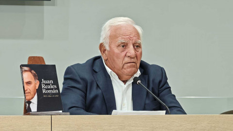 Juan Reales present&oacute; "Mil vidas en una", el libro que recoge la memoria viva de un rote&ntilde;o que ayud&oacute; a transformar su pueblo