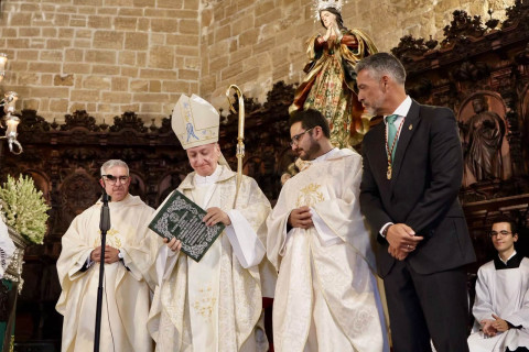 El Ayuntamiento de Rota entrega al Obispado el acta que nombr&oacute; Alcaldesa Honoraria a la Virgen del Rosario hace 75 a&ntilde;os