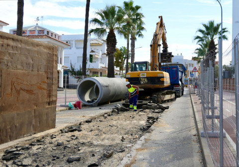 Las obras de mejora del saneamiento y abastecimiento se centran en un tramo de la avenida de la Diputaci&oacute;n