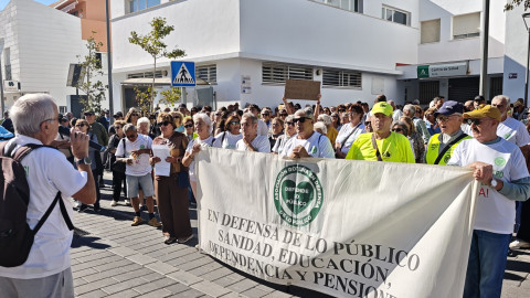 La sanidad p&uacute;blica y un nuevo centro de salud para Rota re&uacute;ne a unos 300 rote&ntilde;os manifest&aacute;ndose
