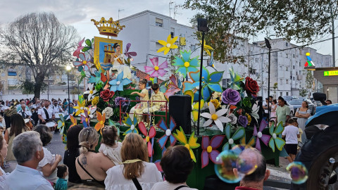 La dama mayor del Rosario y su corte, protagonistas de la cabalgata que llen&oacute; de papelillos la tarde del domingo de patronales