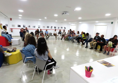 El Base Forum acoge un intercambio ling&uuml;&iacute;stico y cultural entre vecinos y personal estadounidense de la Base Naval