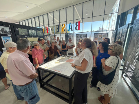 Un centenar de usuarios del programa "Vida activa" visit&oacute; el Base Forum como actividad complementaria