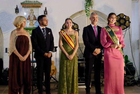 Im&aacute;genes de la entrega de obsequios a las damas del Rosario en la cena de gala de ayer