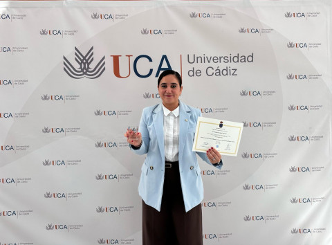 La rote&ntilde;a Patricia Garc&iacute;a Serrano recibe uno de los premios extraordinario de m&aacute;ster de la UCA en la apertura del nuevo curso