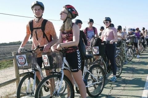 Estudiantes noruegos en bici por la vía verde