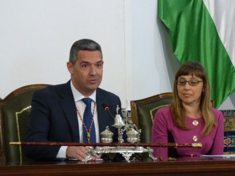 Mercedes Lobato junto al alcalde en un acto oficial en 2019