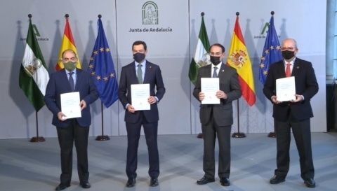 El presidente de la Junta y el resto dde firmantes del acuerdo para sacar este plan de ayuda