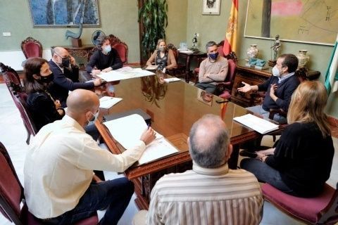 Reunión entre el alcalde, los vecinos de Aguadulce y Endesa