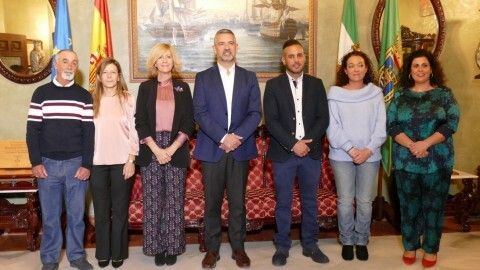 El alcalde, la delegada y las personas que encarnar&aacute;n las figura de la cabalgata