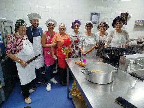 El delegado y los voluntarios que han hecho los pesti&ntilde;os