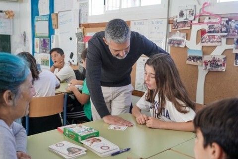 El alcalde de Rota, Javier Ruiz Arana, conjunto a varios alumnos del CEIP Pedro Antonio Alarc&oacute;n