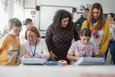 La delegada de Educaci&oacute;n, Laura Almisas, conjunto a dos profesoras y dos alumnos del CEIP Pedro Antonio de Alarc&oacute;n