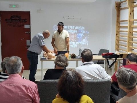 miembros de la FADA asistiendo al Taller RCP Parkinson